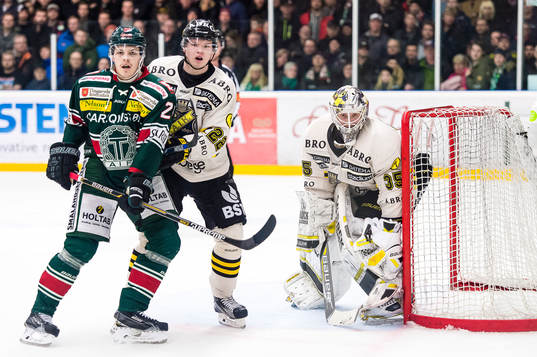 s Jonathan Leman framför målvakt Robin Rahm