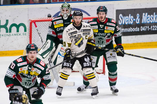 s Christian Sandberg och Tingsryds Robin Olsson framför