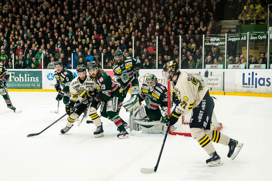 s Christian Sandberg och Tingsryds Patrik Nilsson framför