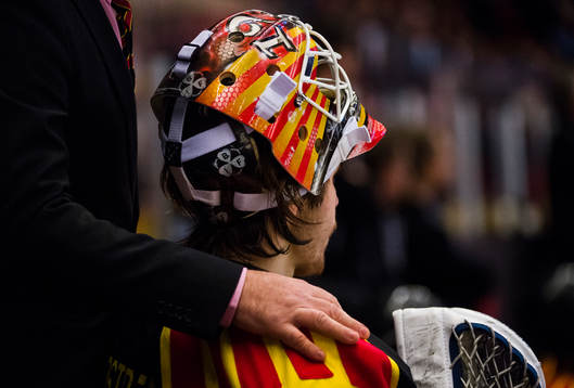 Brynäs målvaktstränare Per-Erik Alcén håller handen