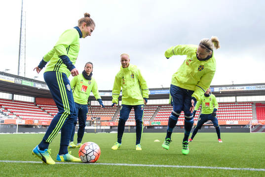 Sveriges Emma Berglund, Lina Nilsson, Caroline Seger och