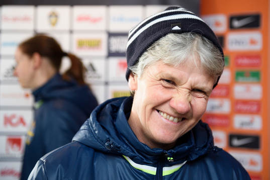 Sveriges förbundskapten Pia Sundhage blir intervjuad