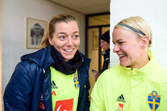 Sveriges Linda Sembrant och Nilla Fischer blir intervjuade
