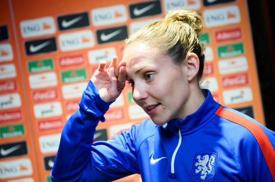 Nedeländernas Manon Melis blir intervjuad innan en