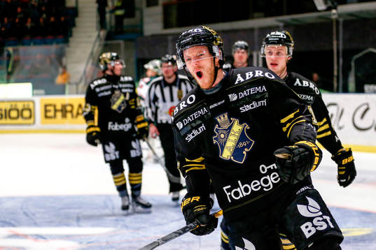 s Jonas Almtorp jublar