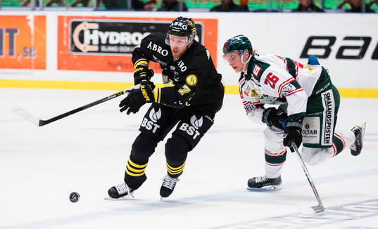 s Tobias Ericsson i kamp om pucken med Tingsryds Adam