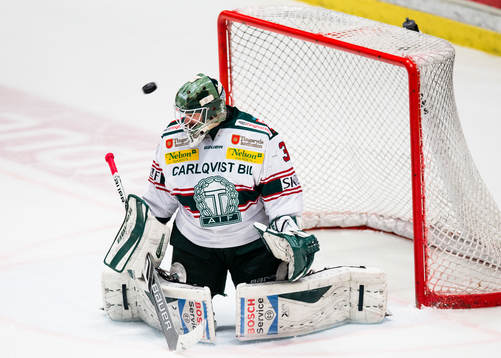 Tingsryds målvakt Johannes Jönsson ser pucken passera mål