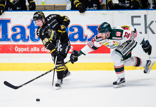 s Jesper Frödén i kamp om pucken med Tingsryds Robin