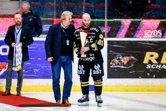 s Christian Sandberg med segerpokalen