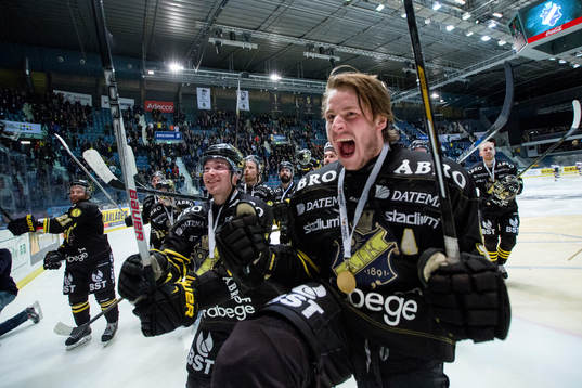 s Marcus Jonsson jublar