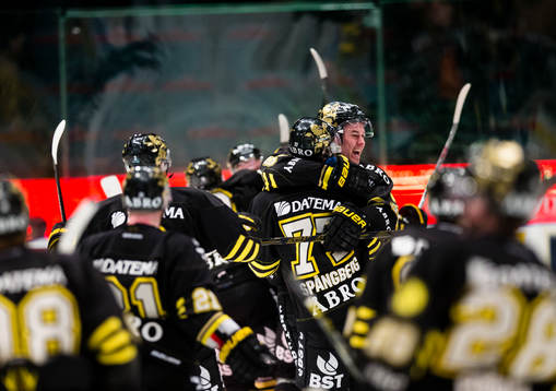 Glada AIK spelare firar segern
