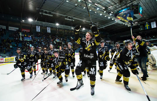 s Marcus Jonsson (närmast i bild) firar med lagkamrater