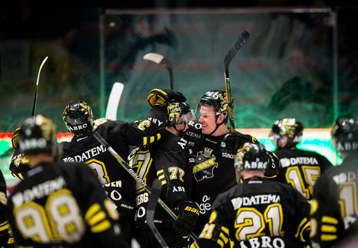 s Simon Fredriksson omfamnar Jacob Spångberg (m)