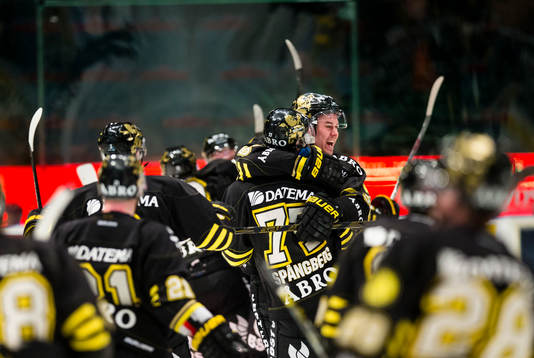 s Simon Fredriksson jublar med lagkamrater