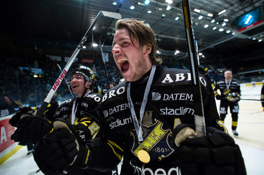 s Marcus Jonsson firar segern