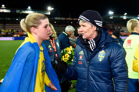 Sveriges Olivia Schough pratar med förbundskapten Pia Sundhage