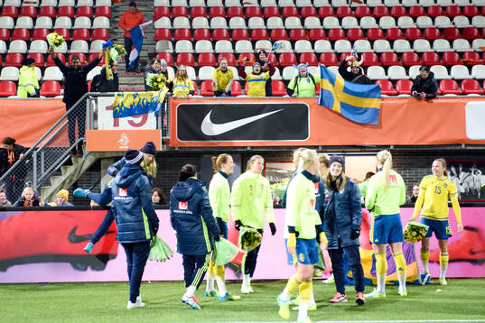 Svenska supportrar jublar med laget