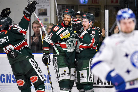 Tingsryds Drew Paris och Niklas Enberg jublar