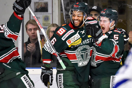 Tingsryds Drew Paris och Niklas Enberg jublar