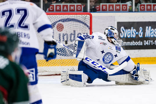Tingsryds Niklas Enberg (ej i bild) skjuter pucken i mål