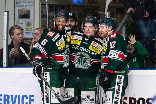 Tingsryds Drew Paris, Niklas Enberg och Denny Kearny jublar