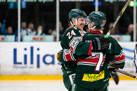 Tingsryds Jonathan Johnson och Kevin Ekman-Larsson jublar