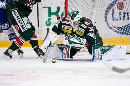 Tingsryds målvakt Wiktor Ragnevall sträcker sig