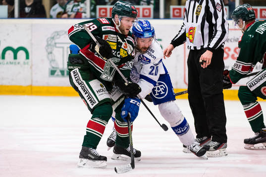 Tingsryds Niklas Johansson tekar mot Leksands Tommi