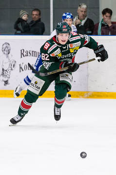 Tingsryds Alexander Ruuttu jagar pucken