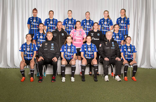 Lagbild för Östersund den 13 mars 2016 i Östersund. Bakre ledet fr. v. Julia Elvbo, Rebecca Rulander, Malin Winberg, Sarah Storck, Emma Danielsson, Anna Jonsson. Mittenledet fr. v. Matilda Johansson, Hans Johansson. Ordförande, Emelie Almesjö, Mikaela Lindberg Matrialare, My Jonsson. Sittande fr. v. Therese Kristoffersson, Linus Eriksson Målvaktstränare, Eyrun Gudmundsdottir, Caroline Röstlund, Leif Widegren Huvudtränare, Elin Kristiansson. 