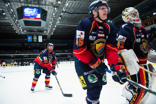 Djurgårdens spelare med Mikael Ahlén (tv) och Alexander