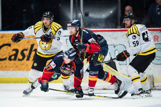 Djurgårdens Henrik Eriksson och Tobias Hage framför