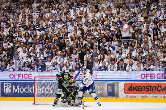 kamp framför Tingsryds målvakt Johannes Jönsson mellan