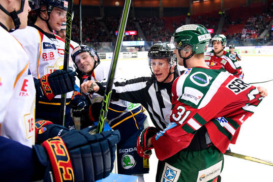 Domaren går mellan Djurgårdens Linus Hultström och