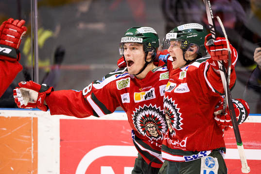 Frölundas Andreas Johnson och Ryan Lasch jublar