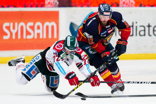 Djurgårdens Mikael Ahlén i kamp om pucken med Frölundas
