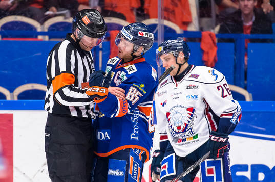 Växjös Liam Reddox pratar med Domare Aleksi Rantala