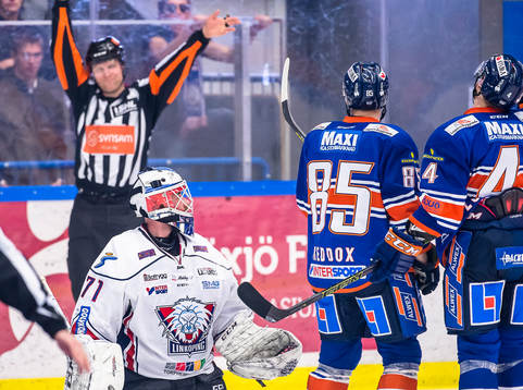 Växjös Niclas Lundgren (th) blir utvisad av domare Aleksi