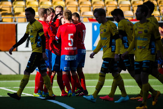 Helsingborgs spelare jublar med målskytt till 1-1 Calle Wede