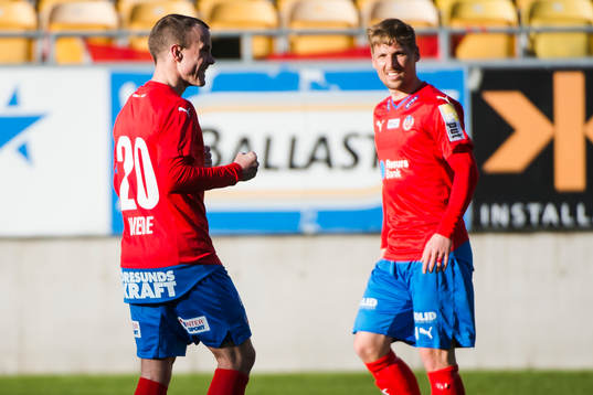 Målskytten till 1-1 Helsingborgs Calle Wede jublar med Martin Christensen