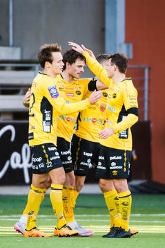 Elfsborgs målskytt till 1-0 Jörgen Horn jublar med Viktor Prodell, Henning Hauger och Viktor Claesson