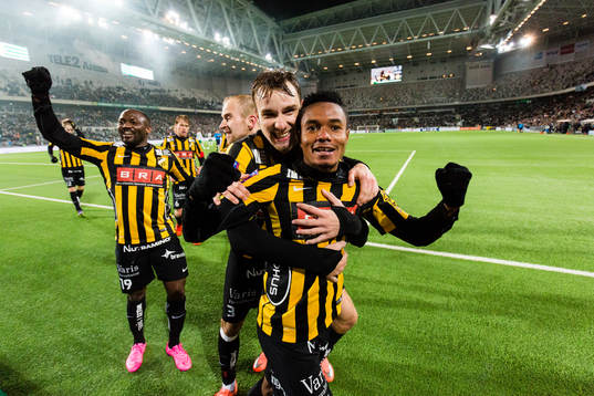 Häckens John Owoeri och Jasmin Sudic jublar tillsammans med Nasiru Mohammed som gjort 2-3 för Häcken