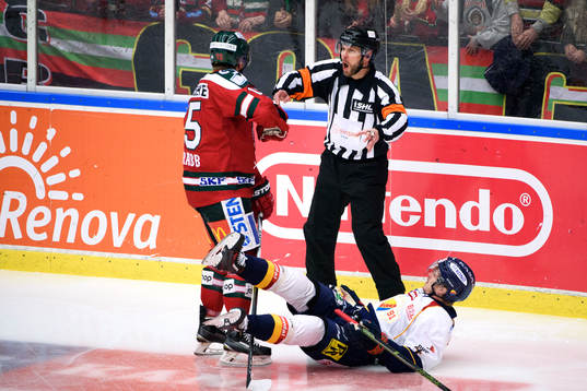 Domare Marcus Linde reagerar mot Frölundas Joey Crabb och