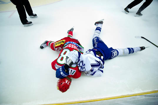 Modos Axel Ottosson och Leksands Martin Grönberg slåss