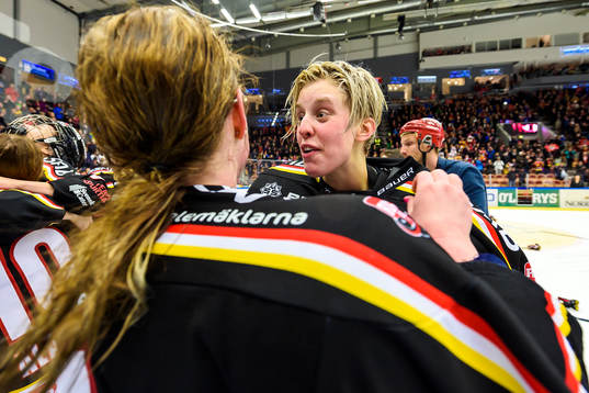 Luleås målvakt Maria Omberg jublar