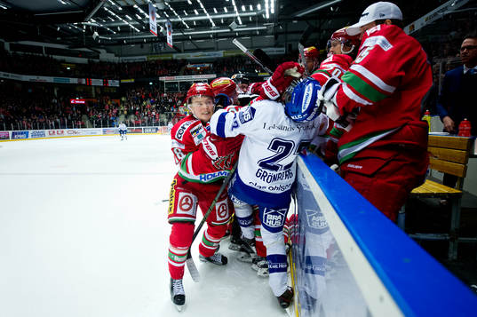 Modos Axel Ottosson och Leksands Martin Grönberg slåss