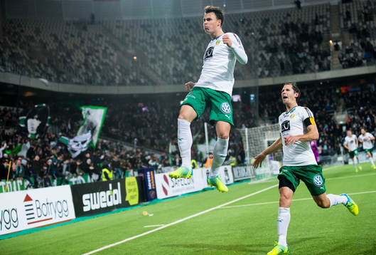 Hammarbys Melker Hallberg hoppar upp i luften och firar 2-2 kvitteringen bredvid Philip Haglund (h)