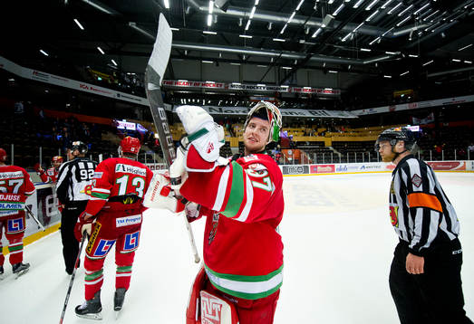 Modos målvakt Adam Reideborn jublar