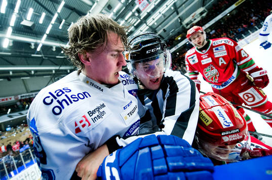 Leksands Martin Grönberg och Modos Axel Ottosson  slåss