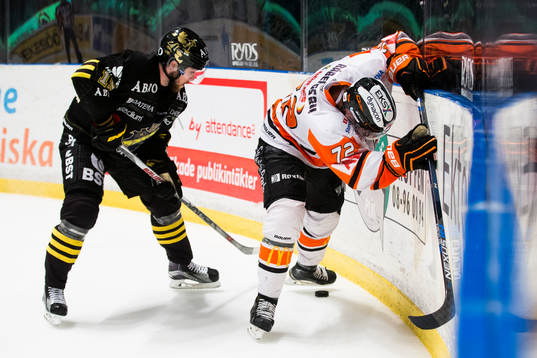 s Jonathan Andersson i kamp om pucken med Karlskronas